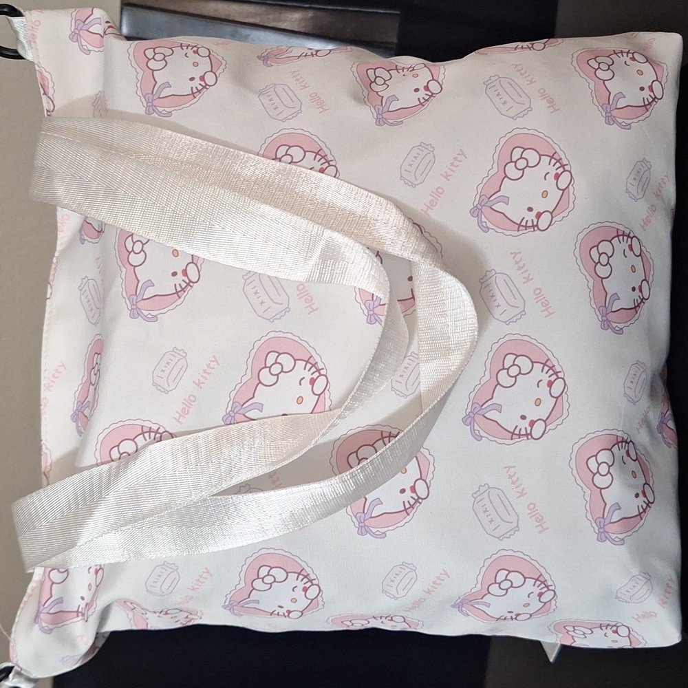 Hello Kitty Handbag - Picture 2 of 4